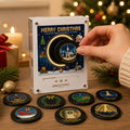 Mini vinyle de Noël posé sur le lecteur musical aimanté, avec les disques à côté